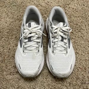 Brooks Womens Adrenaline GTS 22 size 9 white. Small stain on right sneaker.